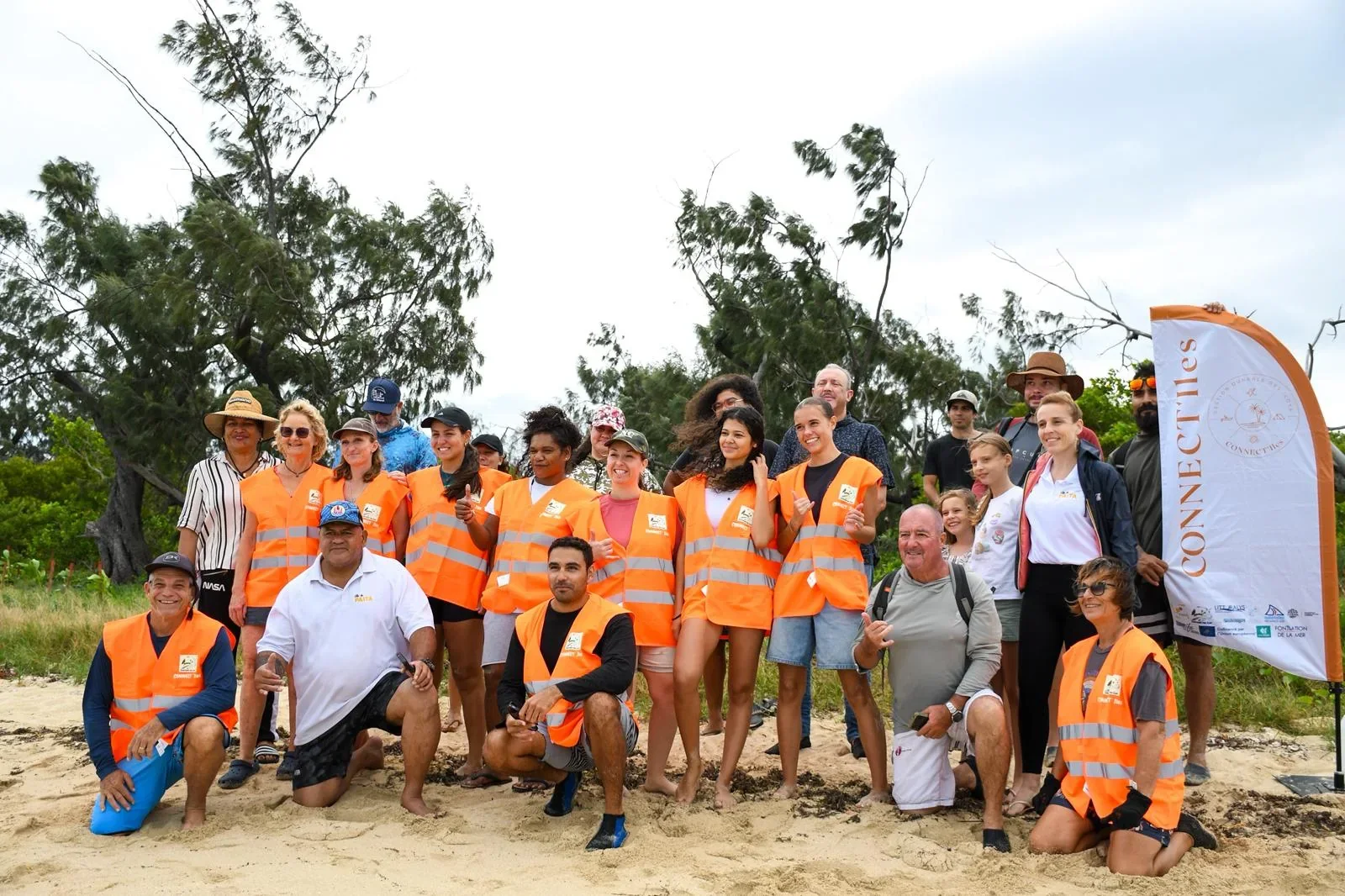 Les bénévoles de Gardiens des îles rassemblés sur une plage